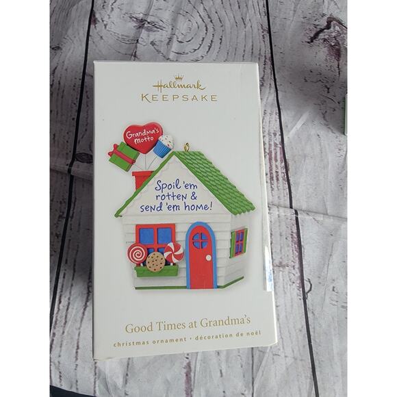 2010 Hallmark Keepsake “Good Times at Grandma's” Christmas Ornament house - Picture 9 of 11